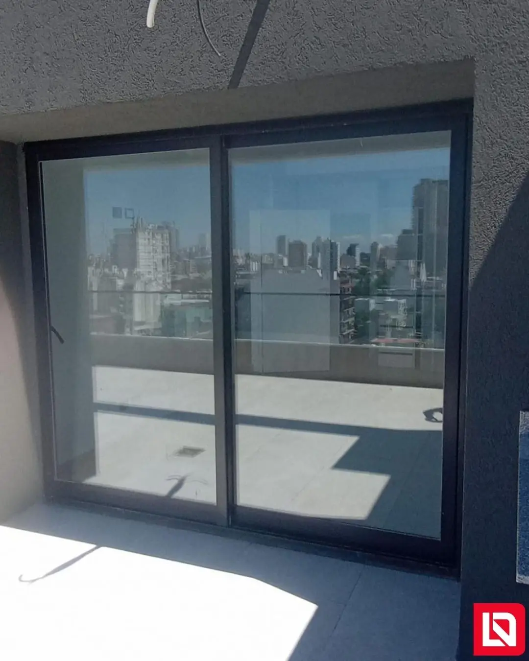 Abertura de alta prestación en aluminio y vidrio con terminación símil madera