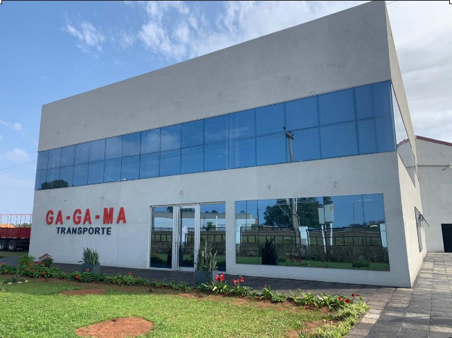 Abertura de alta prestación en aluminio y vidrio con terminación símil madera