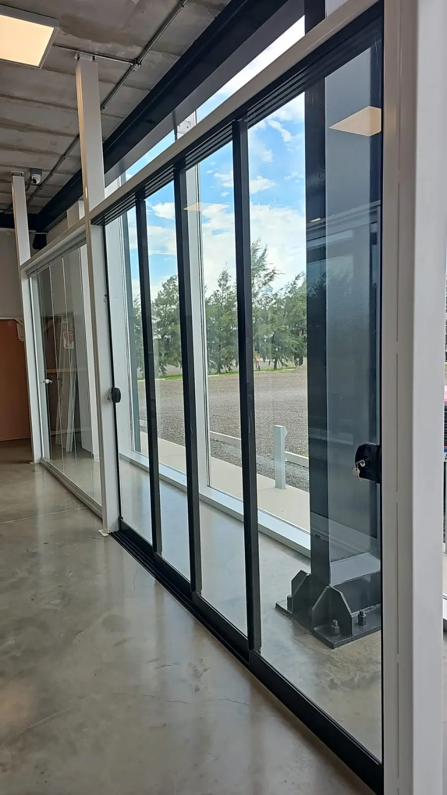 Abertura de alta prestación en aluminio y vidrio con terminación símil madera