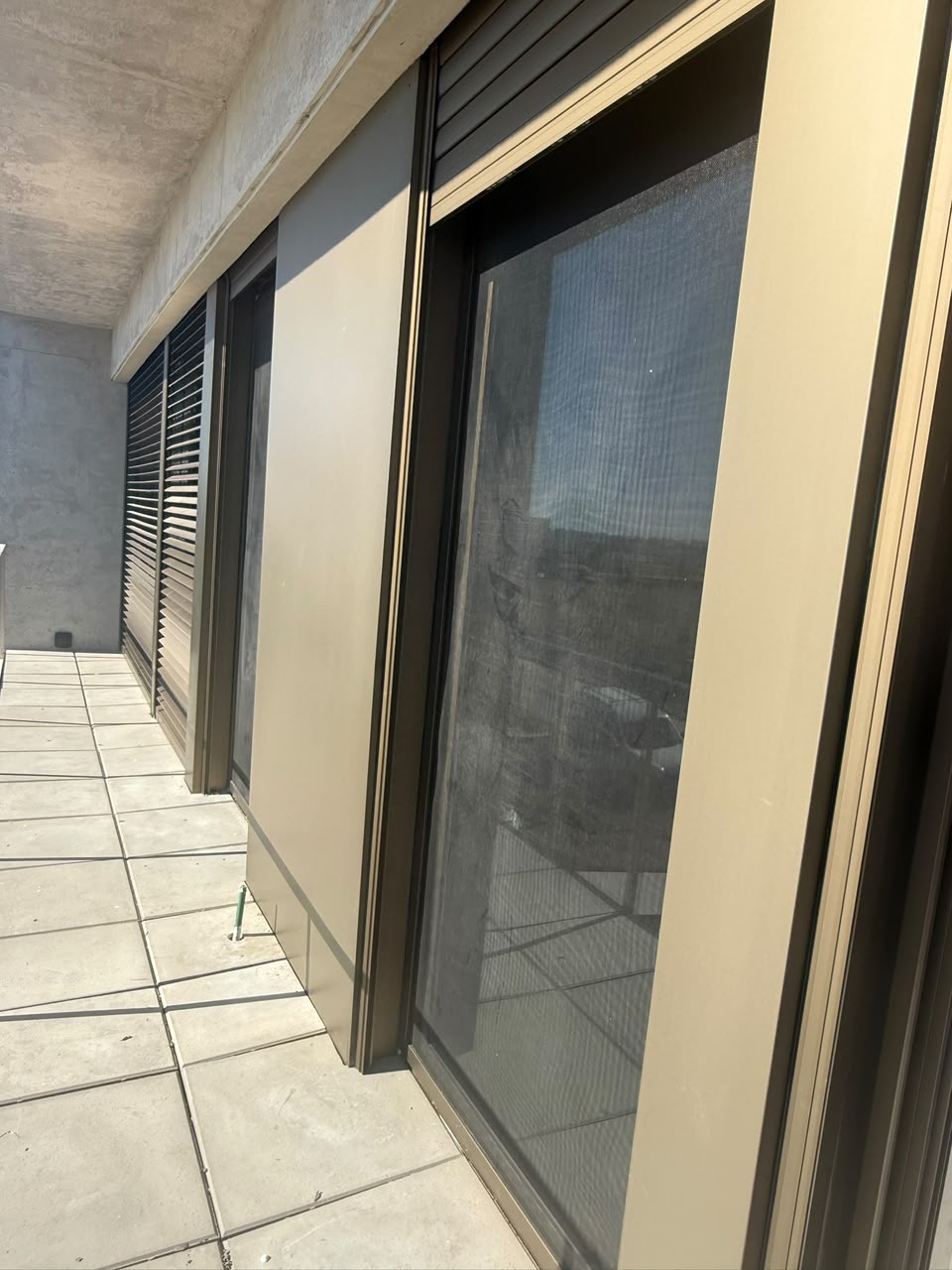 Barandas vidriadas instaladas en escalera interior con diseño moderno